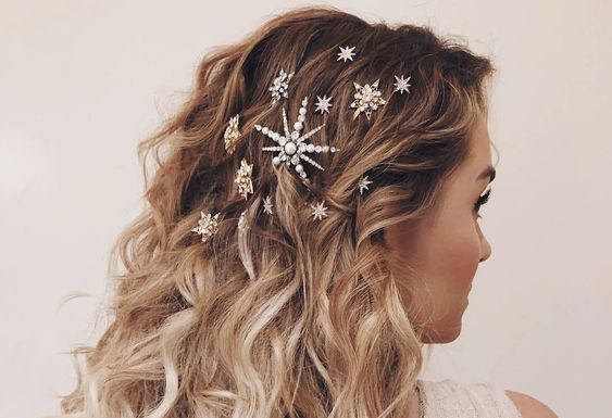 Misez sur les accessoires dans les cheveux pour une jolie coiffure de fêtes ! 