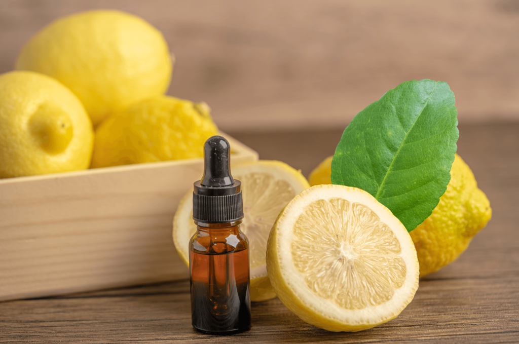 Purifiante, l'huile essentielle de citron est utilisée dans les soins des peaux grasses, les soins minceur et pour renforcer les ongles cassants. Sa senteur fine et fruitée et ses propriétés toniques et assainissantes la rendent très agréable en diffusion.
