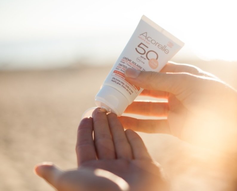 Crème solaire vegan & bio : mon top 6 clean, efficaces et éthiques pour protéger ta peau cet été 4 creme solaire teintee spf50 bio certifiee 3