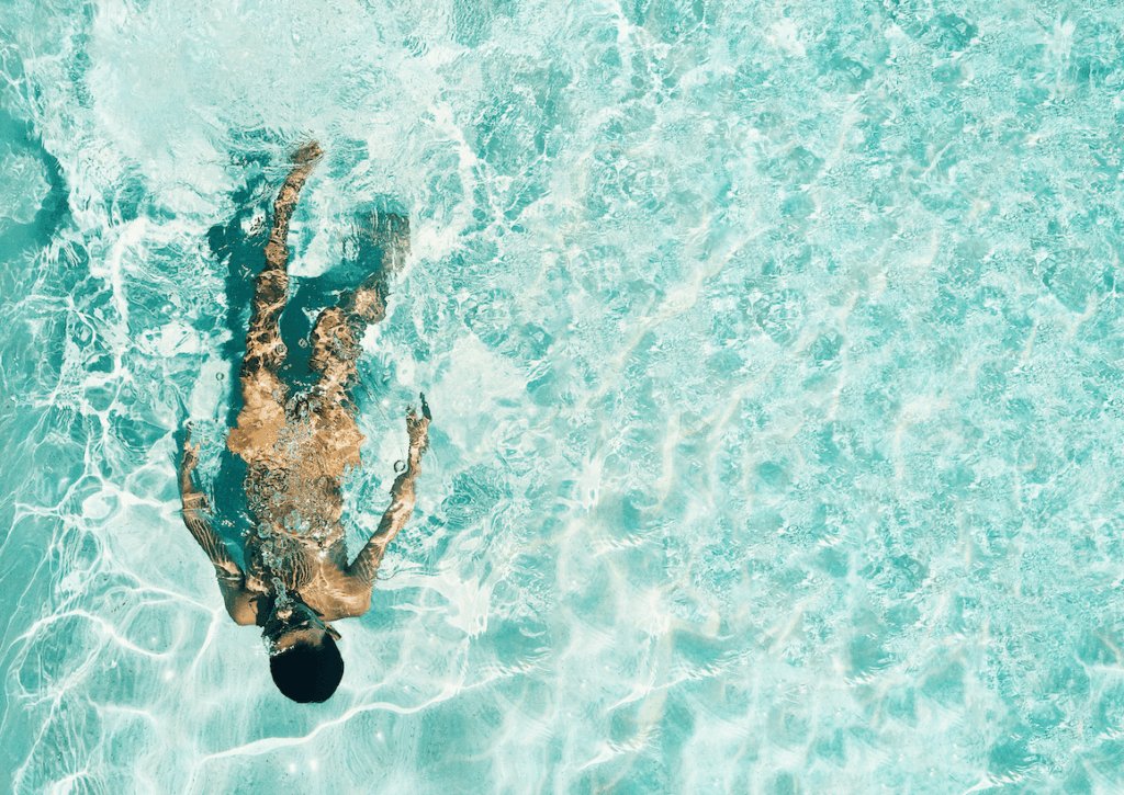 Baignade dans une eau turquoise claire, symbole de protection des fonds marins avec des filtres minéraux