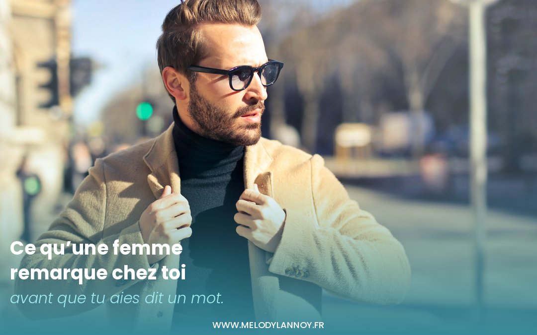 Homme en manteau camel dans la rue — image masculine et conseil en image par Mélody Lannoy