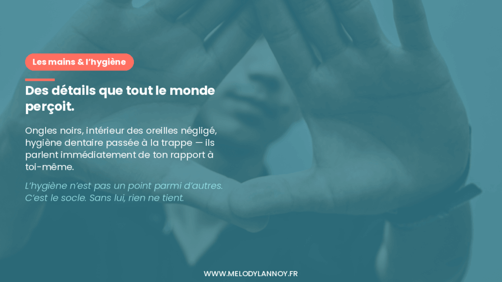 Mains d'un homme tendues vers l'objectif — hygiène masculine et image personnelle