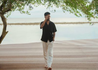 Homme stylé à la plage en tenue estivale soignée, conseil en image par Mélody Lannoy
