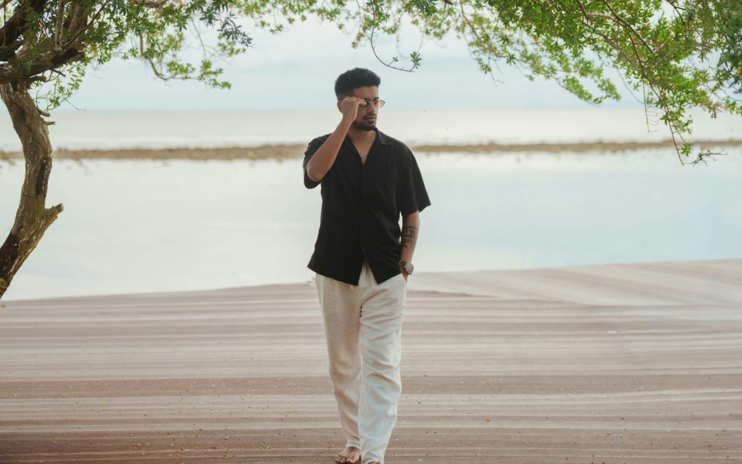 Homme stylé à la plage en tenue estivale soignée, conseil en image par Mélody Lannoy